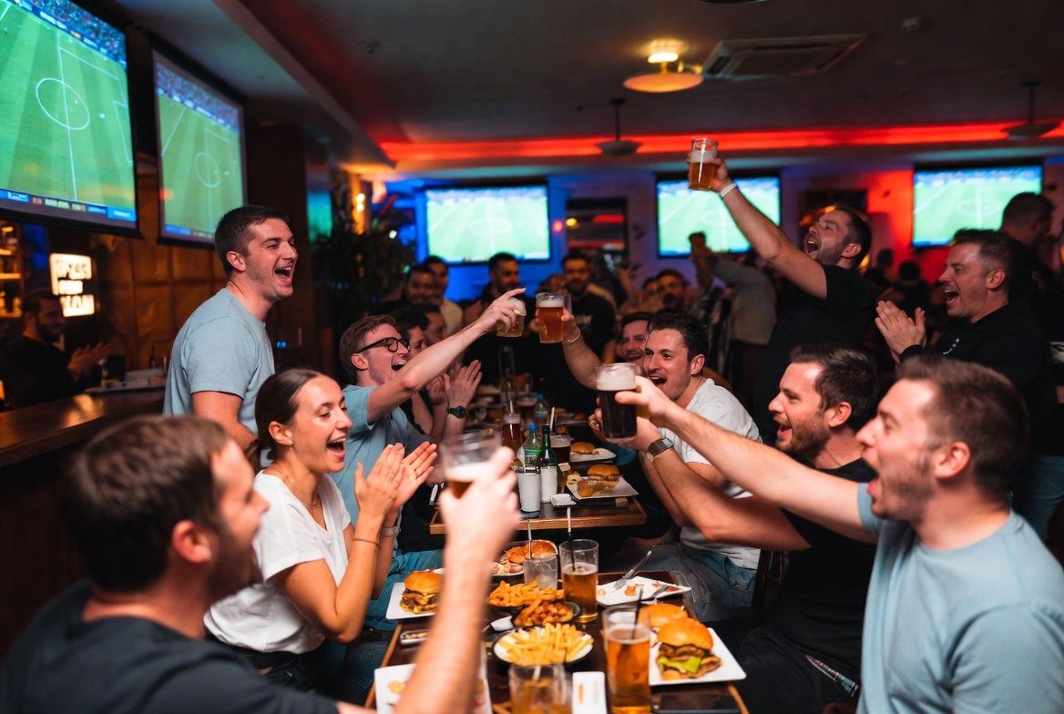 Quand le ballon roule, le black stone s’enflamme : revivez les plus belles soirées foot au pub