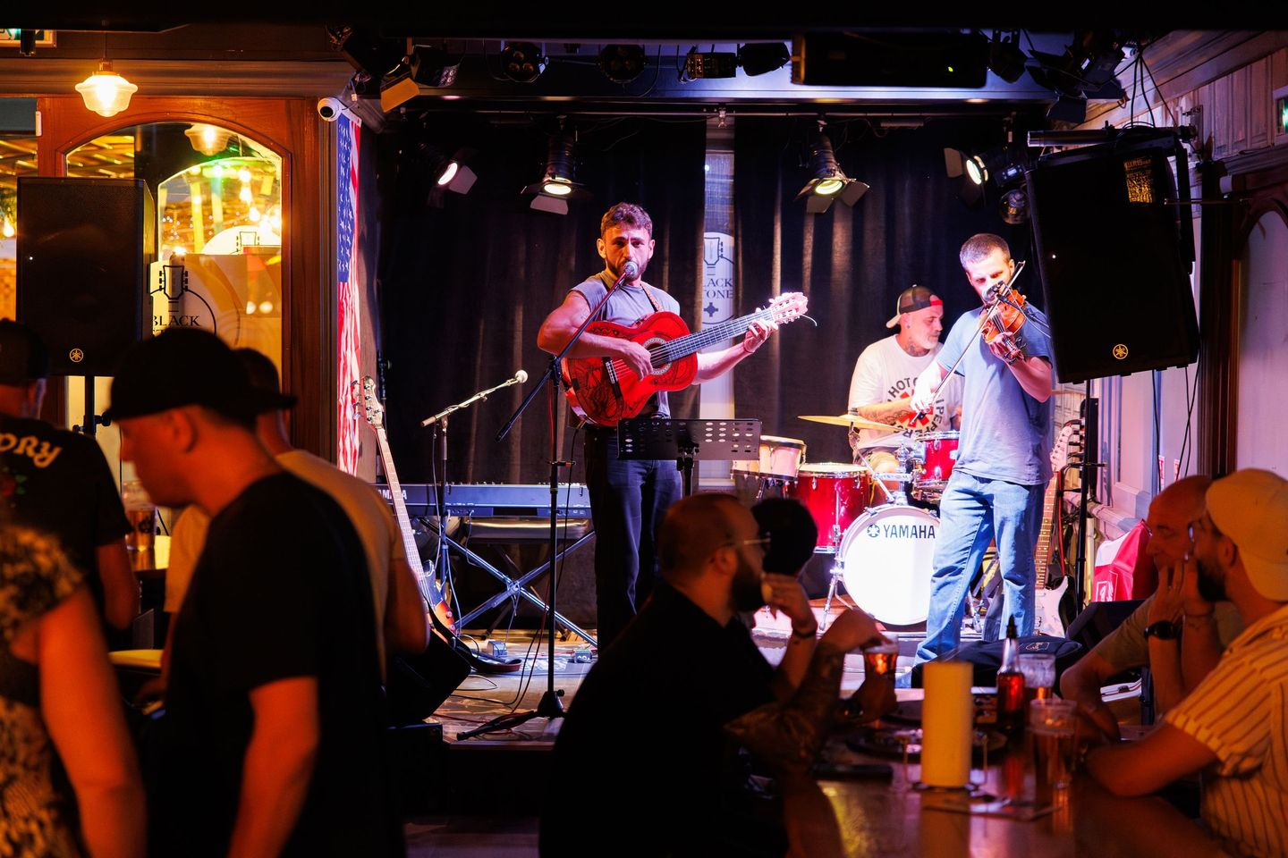 Quand musique live et cocktails créent la fête parfaite au black stone